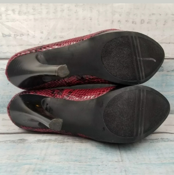 Sofia Vergara Red Isabel Snake Print Platform Heel - Picture 3 of 6